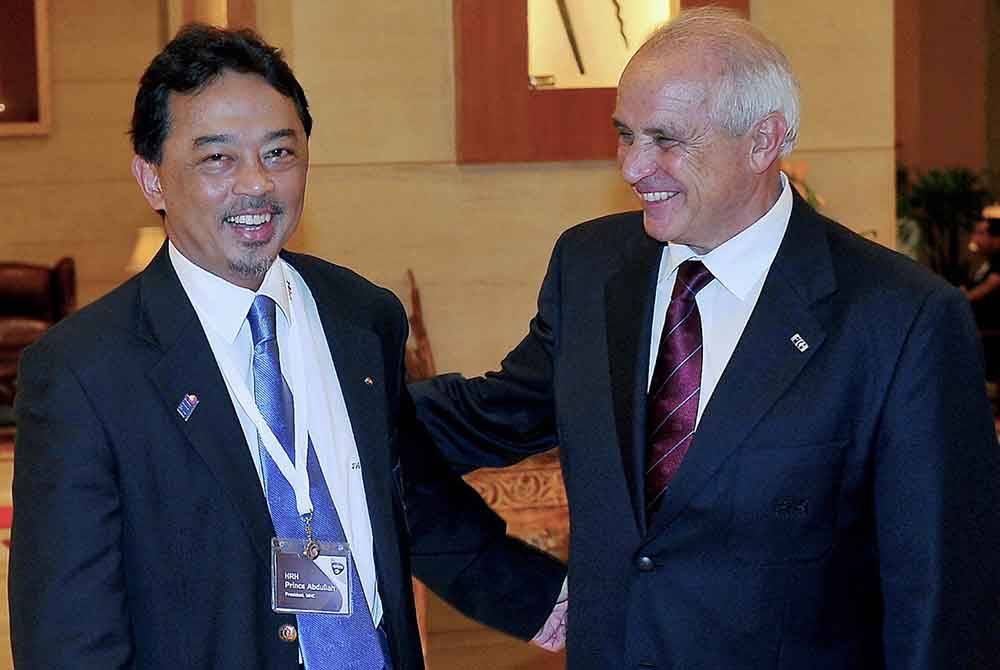 Al-Sultan Abdullah (kiri) kelihatan ceria bersama Presiden Persekutuan Hoki Antarabangsa, Leandro Negre sebelum sidang akhbar sempena Kongres Dunia Persekutuan Hoki Antarabangsa (FIH) Ke-43. Foto fail Bernama