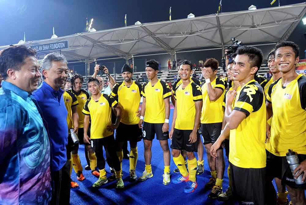 Al-Sultan Abdullah berkenan memberi ucapan tahniah kepada para pemain negara setelah mereka berjaya menewaskan Jepun 4-2 pada Perlawanan Piala Asia 2013 di Stadium Azlan Shah. Foto fail Bernama