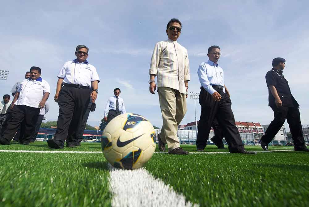 Al-Sultan Abdullah (tiga, kanan) berkenan mencemar duli melawat padang rumput sintetik yang dibangunkan di Kuantan. Foto fail Bernama