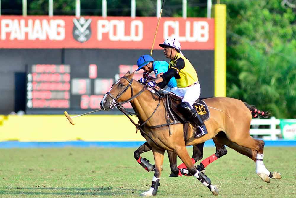 Al-Sultan Abdullah (kanan) cekap mengawal kuda ketika bermain polo di Royal Pahang Polo Club pada 2013. Foto fail Bernama