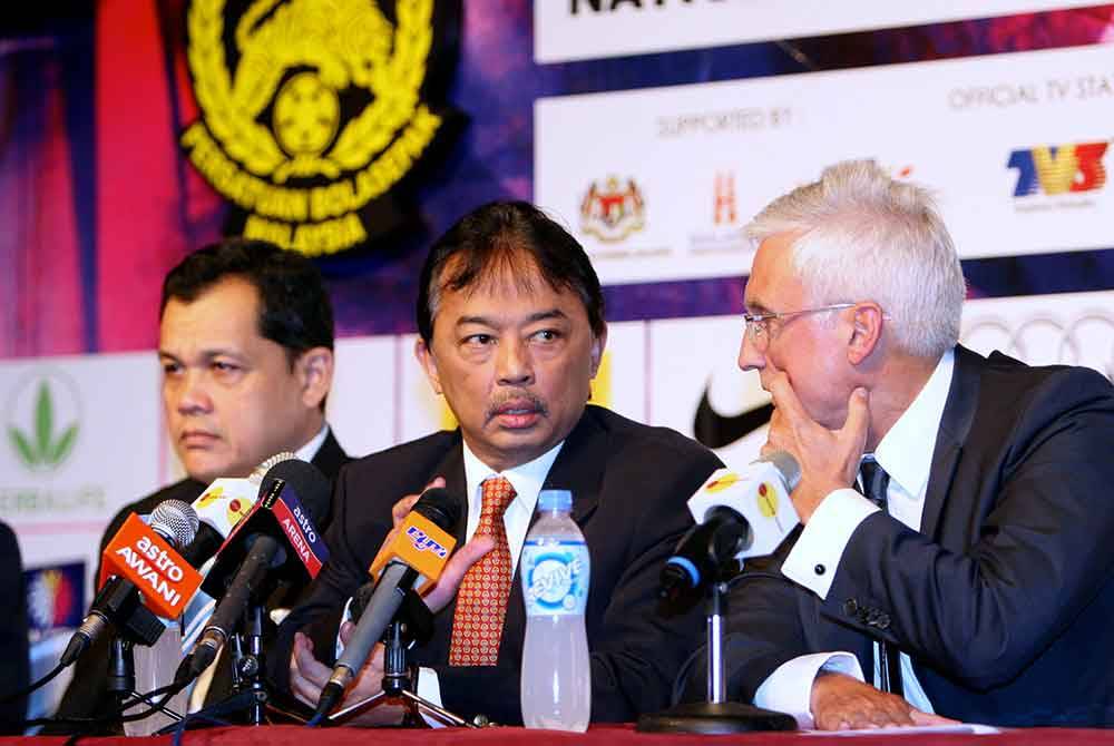 Al-Sultan Abdullah (tengah) berbincang sesuatu dengan Ketua Pegawai Eksekutif Barcelona FC, Antoni Rossich (kanan) pada sidang media mengenai lawatan skuad bola sepak Barcelona FC ke Malaysia bersempena Jelajah Asia 2013. Foto fail Bernama