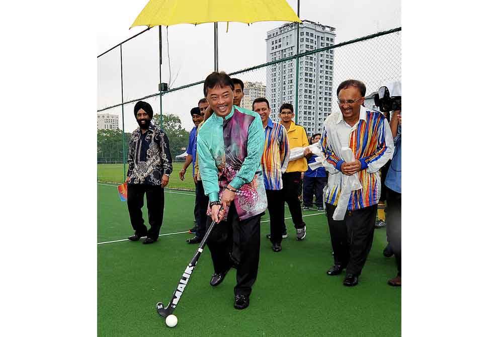 Al-Sultan Abdullah berkenan cuba mengawal bola di atas padang hoki baru, 'Tengku Abdullah Hoki Turf' selepas Majlis Perasmian Piala Gurdwara Ke-62 dan Festival Sukan Sikh 2013 di Selangor Sikh Union Kelab Aman. Foto fail Bernama