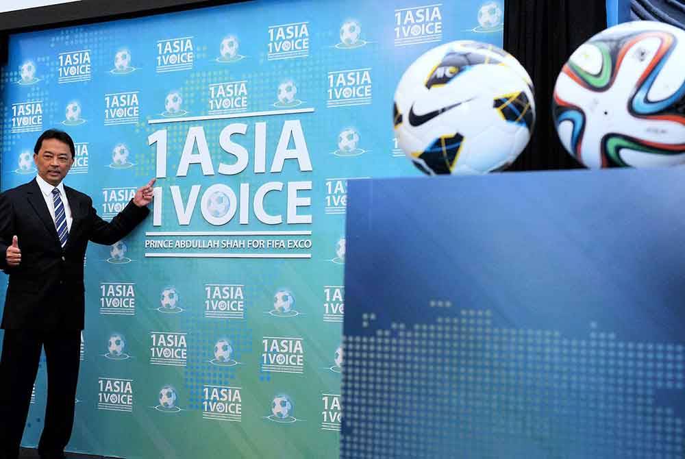 Al-Sultan Abdullah (kiri) mengumumkan menawar diri untuk bertanding dalam jawatan Exco FIFA pada pemilihan 2015. Foto fail Bernama