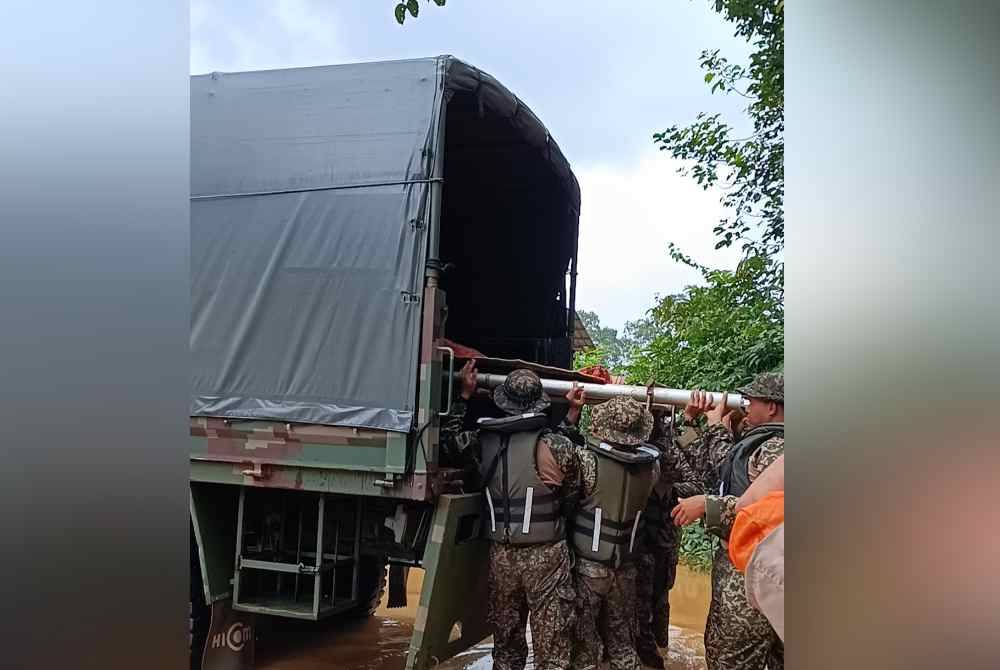Pasukan ATM berjaya membawa keluar jenazah seorang warga emas wanita yang meninggal dunia di Kampung Bukit Tadok pada Khamis.