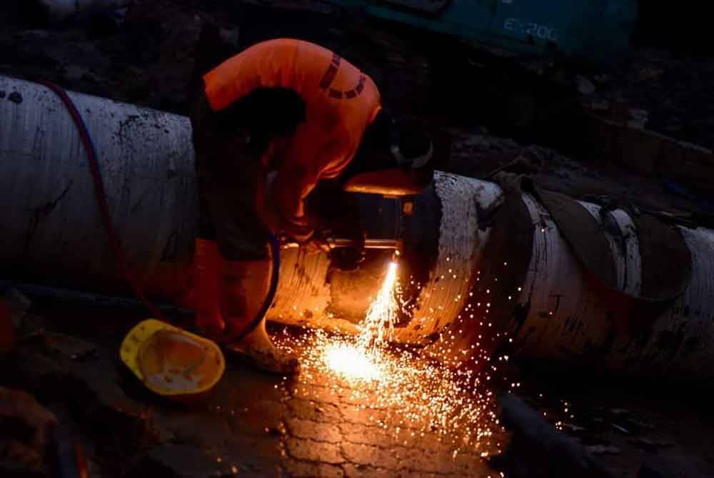 Kerja-kerja pelan tindakan kecemasan di Sungai Perai sedang giat diusahakan oleh kakitangan PBAPP.