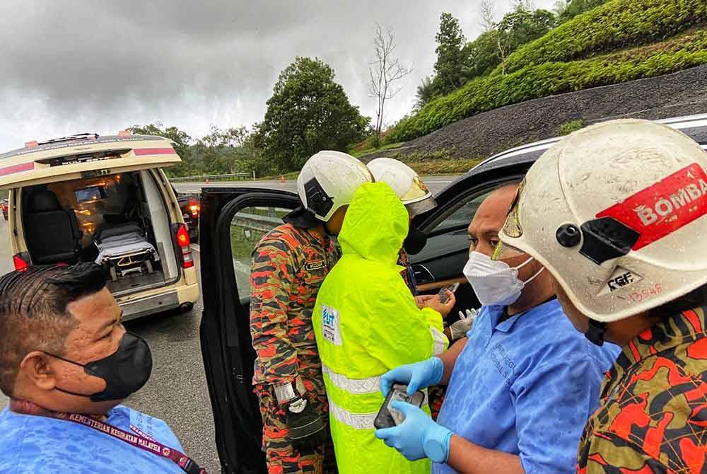 Mayat mangsa disahkan meninggal dunia oleh petugas KKM. Pix ihsan JBPM