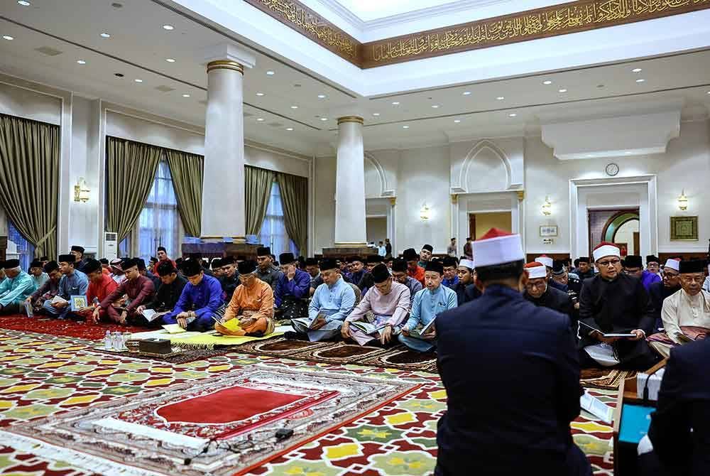 Al-Sultan Abdullah berkenan berangkat pada Majlis Bacaan Yasin, Tahlil dan Doa Selamat Sempena Tamat Pemerintahan Kebawah Duli Yang Maha Mulia Seri Paduka Baginda Yang di-Pertuan Agong XVI di Surau Utama Istana Negara malam ini. Foto Bernama