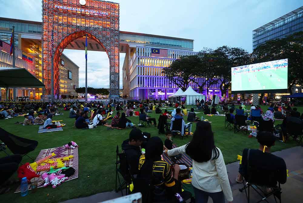 Penyokong Malaysia hadir di Dataran Putrajaya bagi memberi sokongan dan menonton siaran langsung perlawanan akhir antara Malaysia menentang Korea Selatan peringkat Kumpulan E Piala Asia 2023 hari ini. Foto Bernama