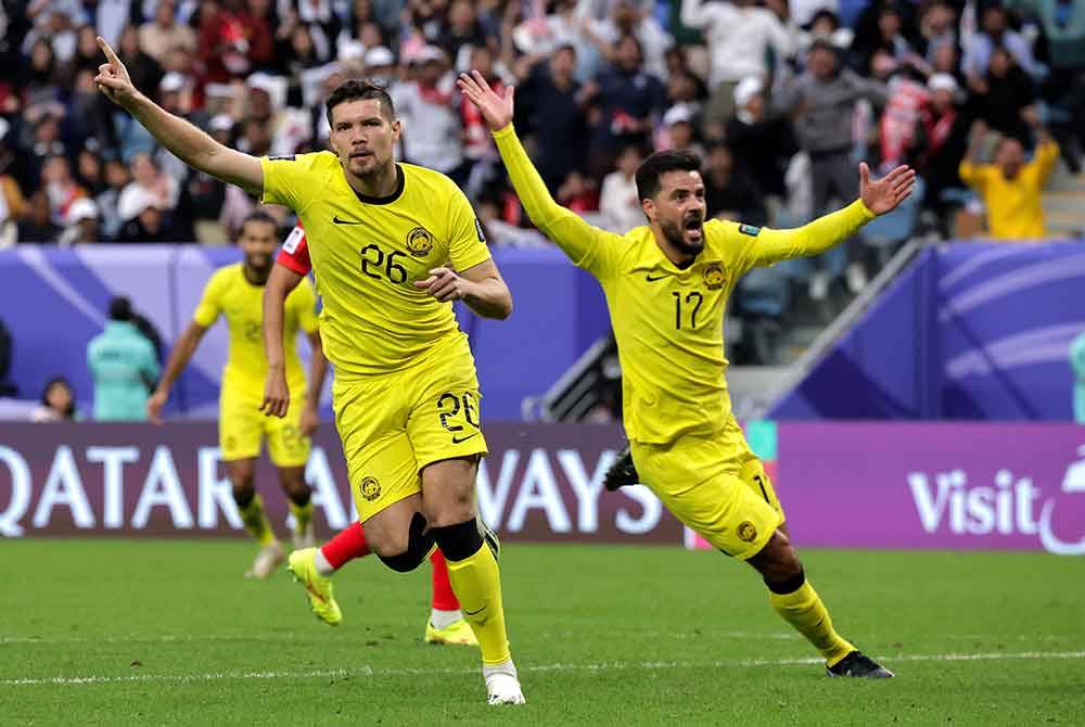 Pemain Malaysia, Romel Morales (kiri) meraikan jaringan gol pada perlawanan Korea Selatan menentang Malaysia bagi peringkat Kumpulan E sempena Piala Asia 2023 di Stadium Al Janoub hari ini. Foto Bernama