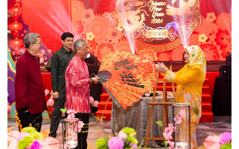 Al-Sultan Abdullah bersama Tunku Azizah memegang Kipas Seni Kaligrafi Cina sebagai simbolik pembuka acara di Majlis Menjunjung Kasih dan Sambutan Tahun Baru Cina 2024 LBS, di sebuah hotel, di Kuala Lumpur. 