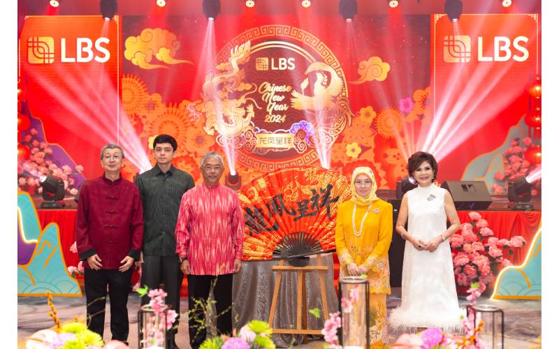 Al-Sultan Abdullah, Tunku Azizah dan Tengku Hassanal bergambar bersama Hock San (kiri) dan isterinya (kanan) pada Majlis Menjunjung Kasih dan Sambutan Tahun Baru Cina 2024 LBS, di sebuah hotel, di Kuala Lumpur.
