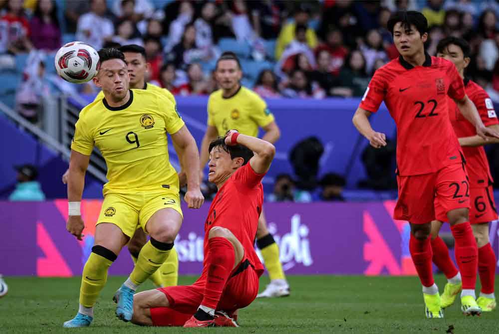 Pemain Malaysia, Darren Lok diasak pemain Korea Selatan pada perlawanan Korea Selatan menentang Malaysia bagi peringkat Kumpulan E sempena Piala Asia 2023 di Stadium Al Janoub pada Khamis. Foto Bernama