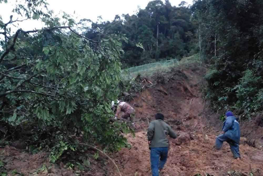 Operasi SAR empat warga Myanmar yang tertimbus dalam kejadian tanah runtuh sedang giat dijalankan pasukan penyelamat.