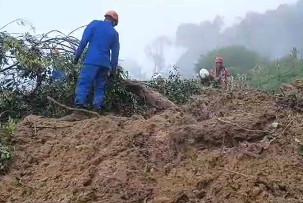 Pasukan penyelamat melakukan pencarian empat lagi mangsa yang dikhuatiri tertimbus tanah runtuh di Cameron Highlands pada Jumaat.