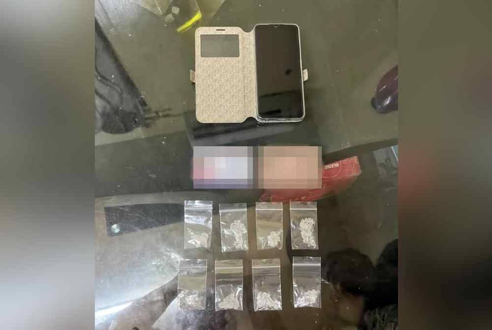 Sebuah telefon dan lapan plastik lut sinar berisi dadah Methamphetamine antara dirampas oleh Maritim Malaysia Pahang. Foto Maritim Malaysia Pahang