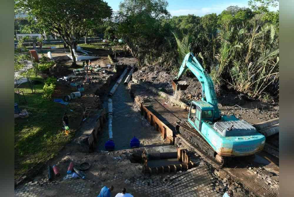 
Setakat 9.30 pagi Jumaat, Pelan B sedang giat dijalankan. Foto FB PBAPP