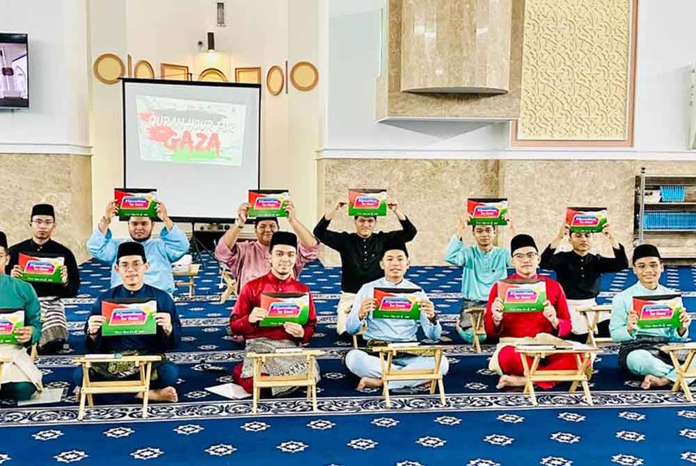 Mahasiswa USIM yang mengetuai bacaan al-Quran.