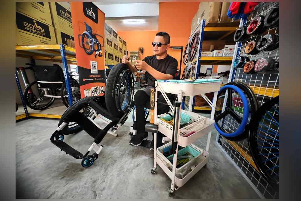 Azarin memasang sendiri kerusi roda yang ditempah pelanggan