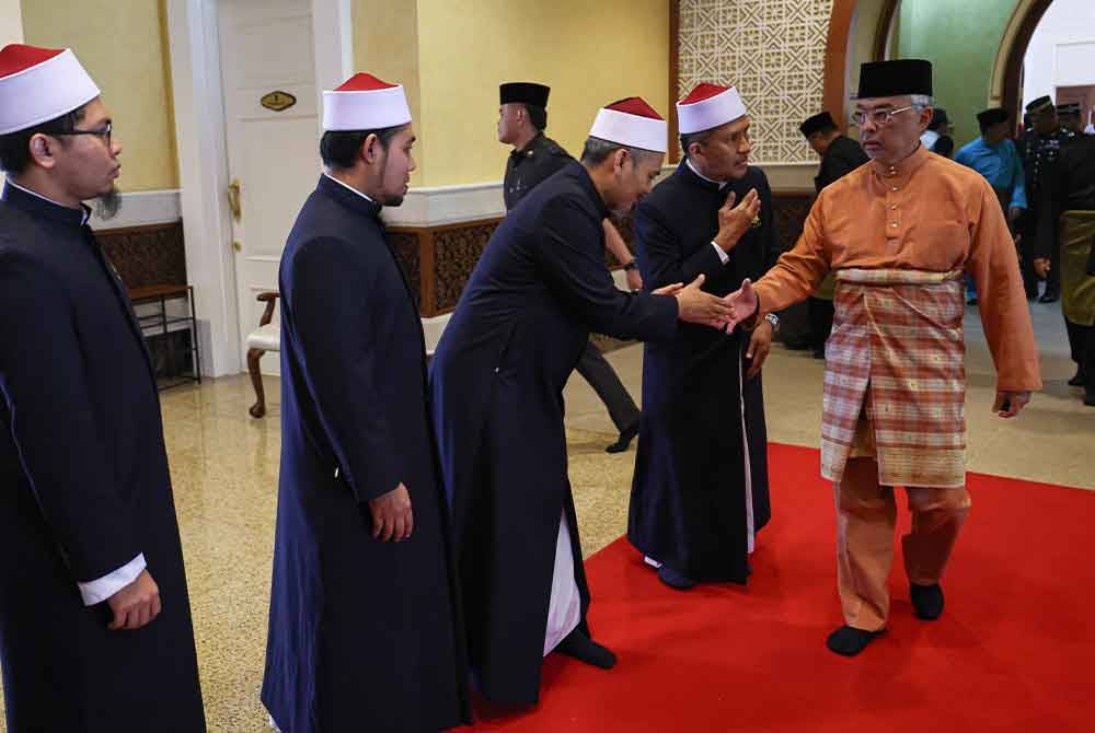 Al-Sultan Abdullah berkenan berangkat bagi menunaikan solat Jumaat di Surau Utama Istana Negara hari ini. Foto Bernama