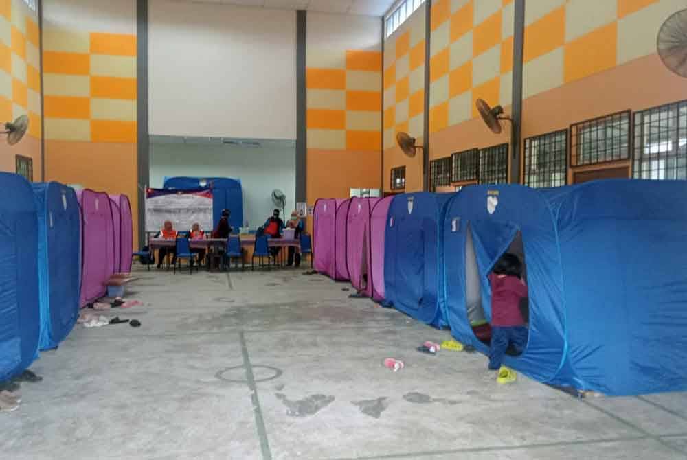 Seramai 45 mangsa banjir dipindahkan ke PPS di Dewan Serbaguna Kampung Baru Sungai Mas, Kota Tinggi sejak Rabu.