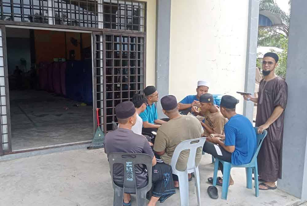 13 pelajar tahfiz antara mangsa banjir yang dipindahkan ke PPS di Dewan Serbaguna Kampung Baru Sungai Mas, Kota Tinggi, pada Jumaat.