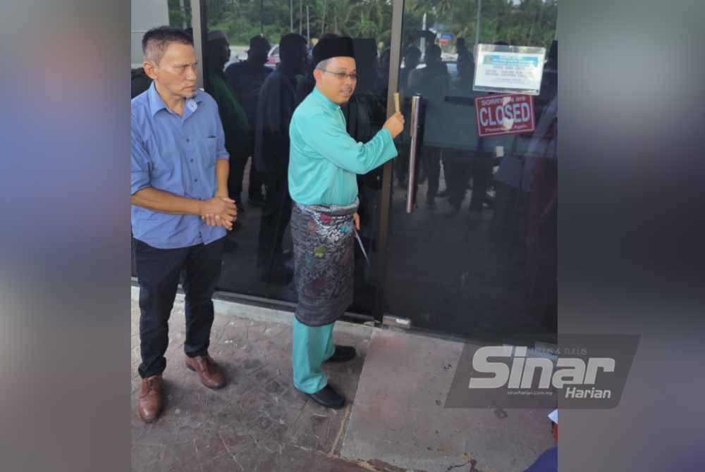 Adib meletakkan memorandum di celah pintu hadapan Pusat Khidmat Parlimen Tanjong Karang berikutan tiada pegawai yang berada di pejabat berkenaan.