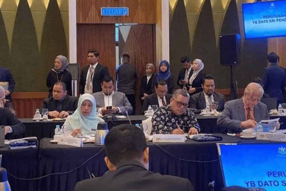 Gambar yang menunjukkan Wan Badariah (dua, kiri) hadir pada mesyuarat di Putrajaya yang diadakan 14 November tahun lalu.