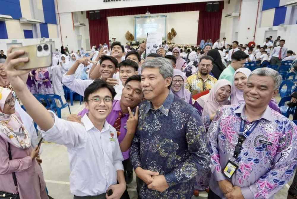 Calon-calon SPM tidak melepaskan peluang bergambar dengan Mohamad.