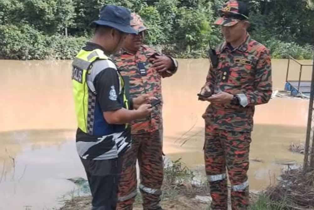 Anggota bomba dan polis berada di lokasi untuk operasi SAR mangsa yang hilang.