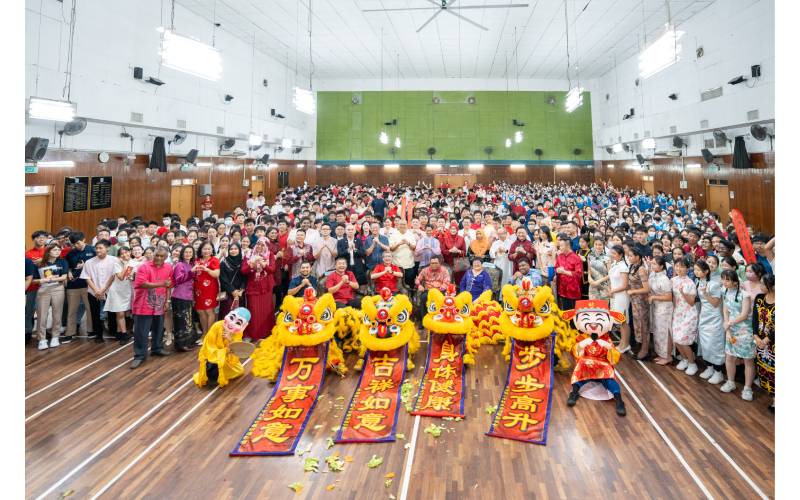 Dr Lim Hock San bersama tetamu kehormat, para guru dan murid di Sambutan perayaan Tahun Baru Cina 2024 Sekolah Menengah Jenis Katolik Petaling Jaya, bergambar kenangan dengan kumpulan persembahan tarian singa.
