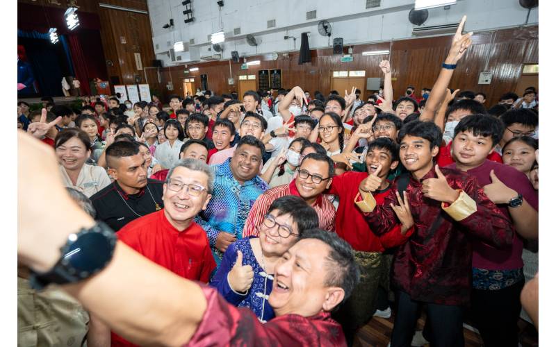 Para pelajar Sekolah Menengah Jenis Kebangsaan Katolik Petaling Jaya teruja untuk berswafoto bersama Amirudin, Dr Lim Hock San dan Dr Margaret pada penutup majlis Sambutan Tahun Baru Cina 2024.
