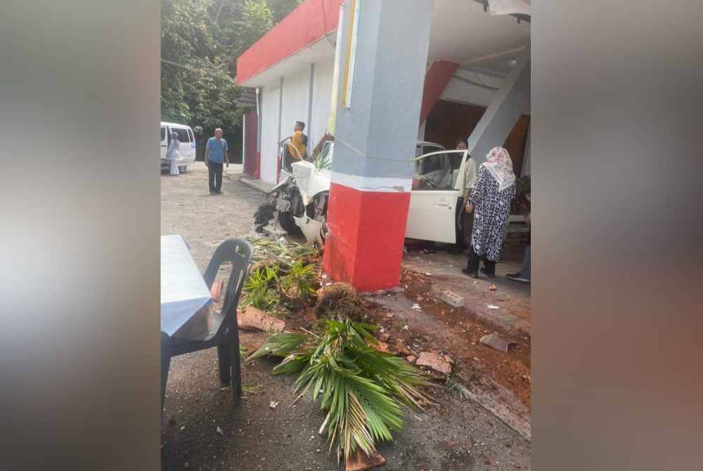 Kejadian turut menyebabkan pasu yang diletakkan di tepi kedai makan, pecah akibat dilanggar kereta terbabit. Gambar media sosial