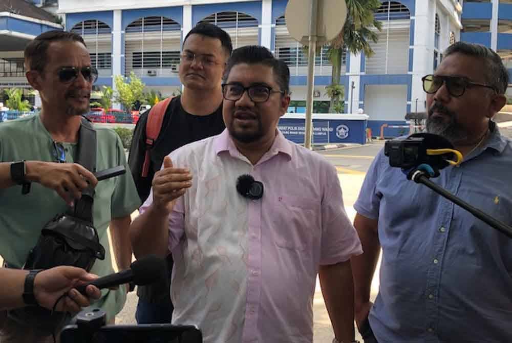 Che'gu Bard (tengah) ketika ditemui di luar IPD Dang Wangi pada Jumaat.