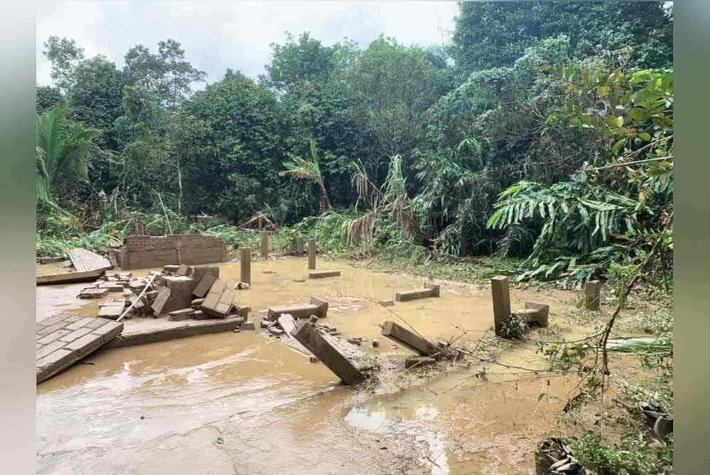 
Antara saki baki binaan rumah yang ada selepas dibadai arus deras dalam kejadian kepala air di Kampung Shukor di Dungun pada petang Khamis.