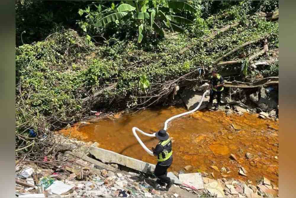 
Luas melakukan siasatan menyeluruh dan mitigasi selepas menemui kesan dan bau seakan minyak di Sungai Gong.
