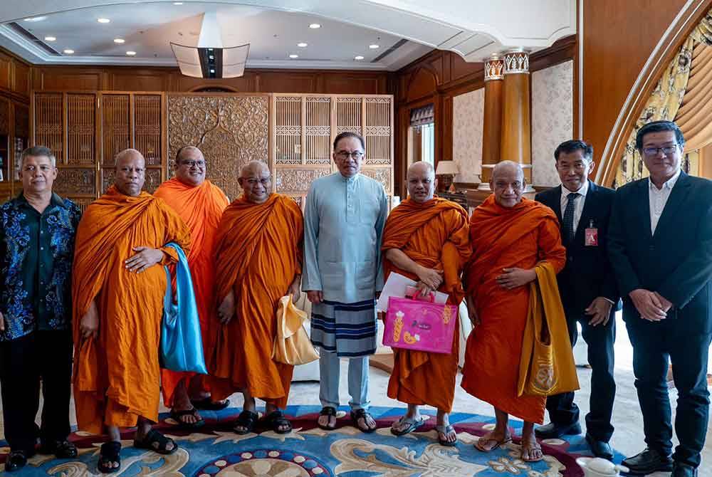 Anwar menerima kunjungan wakil Pertubuhan Sami Buddha Keturunan Siam Malaysia di pejabatnya di Putrajaya hari ini. Foto Facebook Anwar Ibrahim