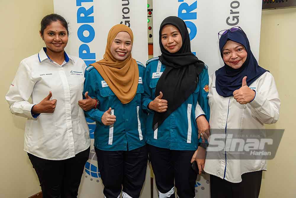 Shahsirehka (kiri) bersama staf wanita Northport (Malaysia) Bhd.
