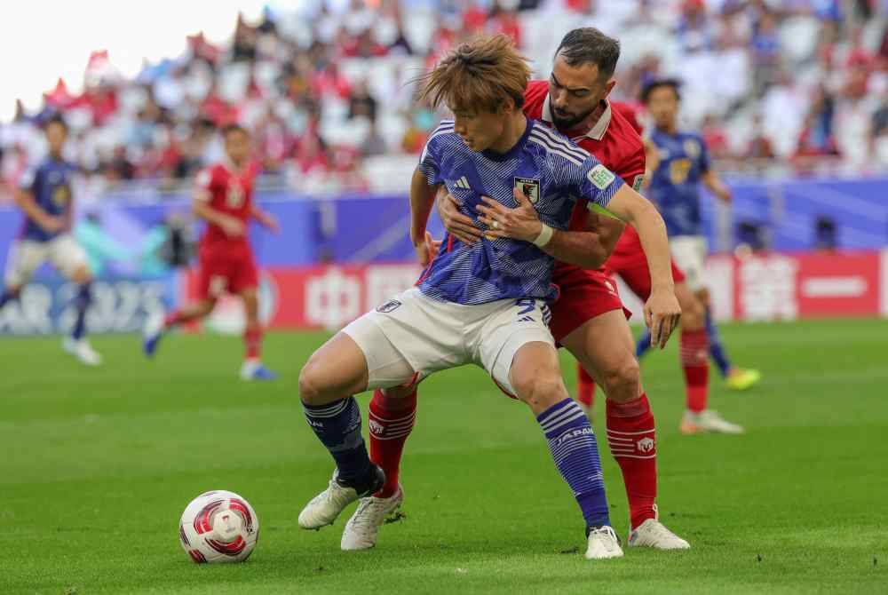 Amat (belakang) menuntut sokongan padu rakyat Indonesia. Foto AFP