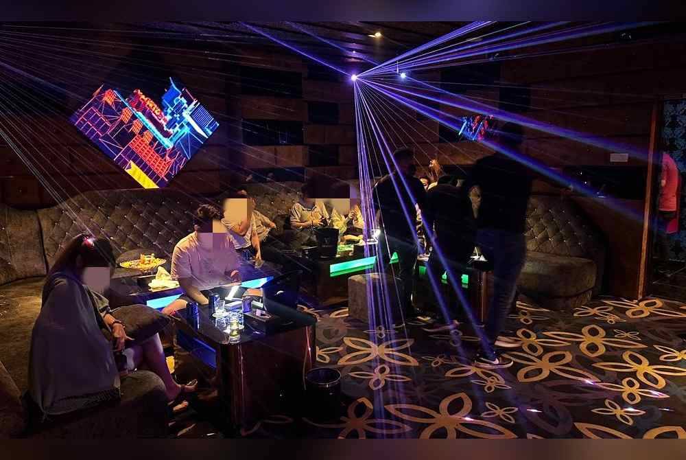 Polis turut memeriksa pelanggan pusat hiburan, bouncer dan pekerja.