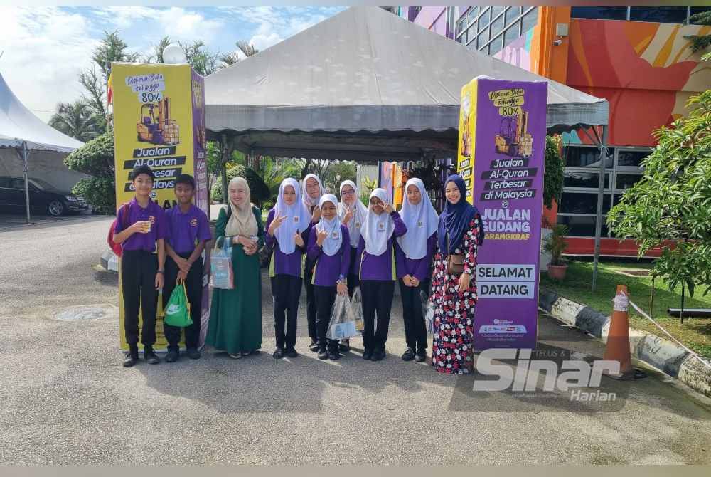 Para pelajar Sekolah Kebangsaan Seksyen 24, Shah Alam tidak melepaskan peluang mengunjungi Jualan Gudang Karangkraf 2024.