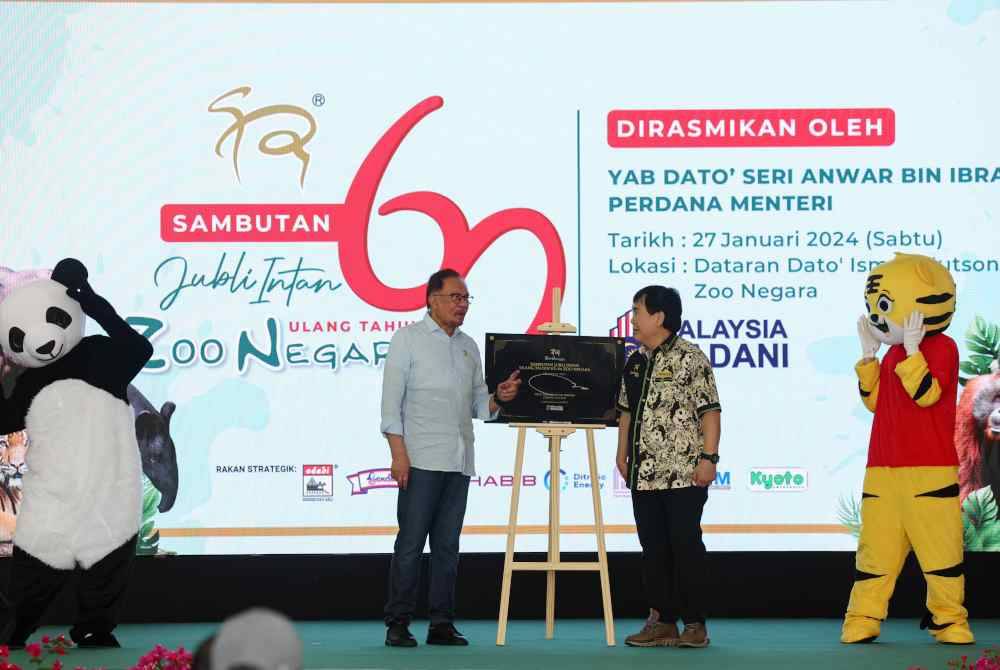 Perdana Menteri, Datuk Seri Anwar Ibrahim bersama Presiden Zoo Negara, Rosly Ahmad Lana selepas merasmikan Sambutan Jubli Intan Ulang Tahun ke-60 Zoo Negara di Zoo Negara pada Sabtu. Foto Bernama