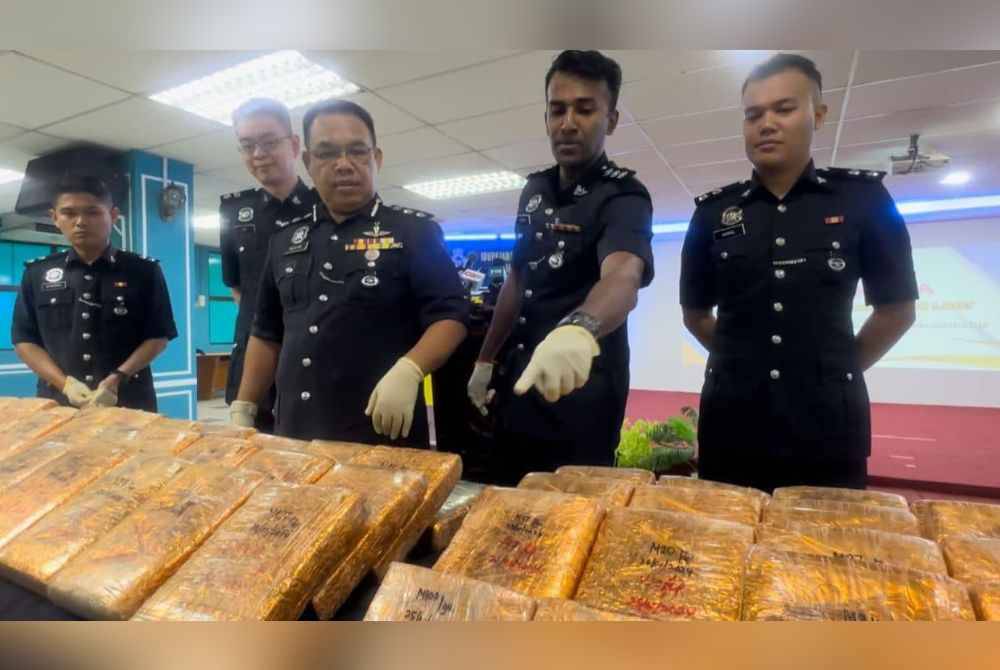 Pihak polis berjaya merampas antaranya 100 bungkusan ganja mampat disembunyikan dalam sebuah kubur Cina lama yang dipercayai dikorek lubang kira-kira 60 sentimeter untuk menyimpan stok ganja tersebut. Foto FB IPD Timur Laut