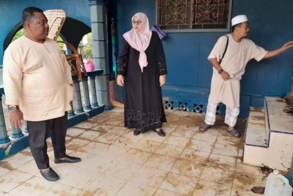 Fauziah melawat dna melihat keadaan rumah mangsa banjir di Felda Air Tawar, Kota Tinggi pada Sabtu.