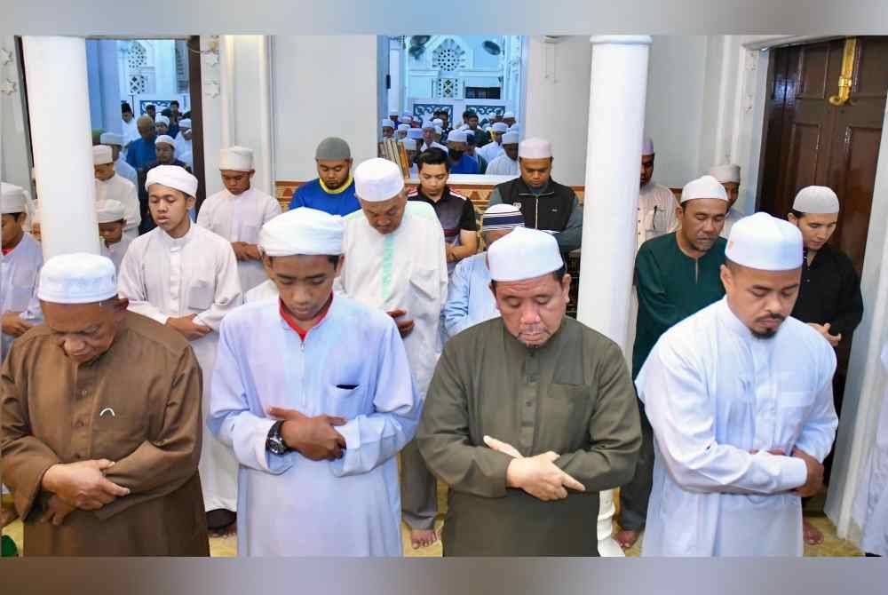 Sebahagian umat Islam yang menunaikan solat Subuh di Masjid Zahir pada Sabtu.