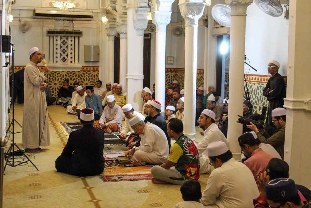 Muhammad Radhi (kiri) memberikan ucapan selepas selepas tazkirah Subuh di Masjid Zahir pada Sabtu.