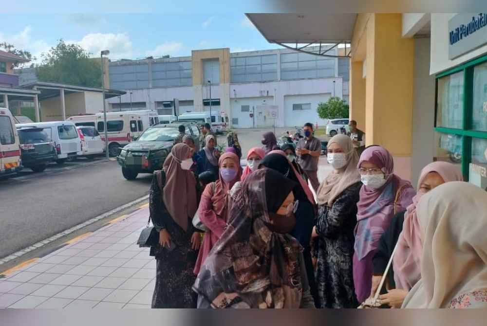 Waris mangsa, guru dan kenalan yang menunggu di pekarangan Unit Forensik hospital pada Sabtu.