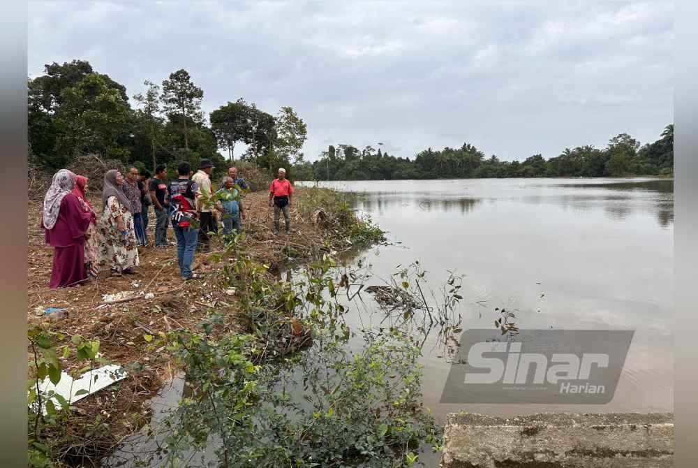Bendang yang ditenggelami air sehingga tiga meter. Foto SINAR HARIAN