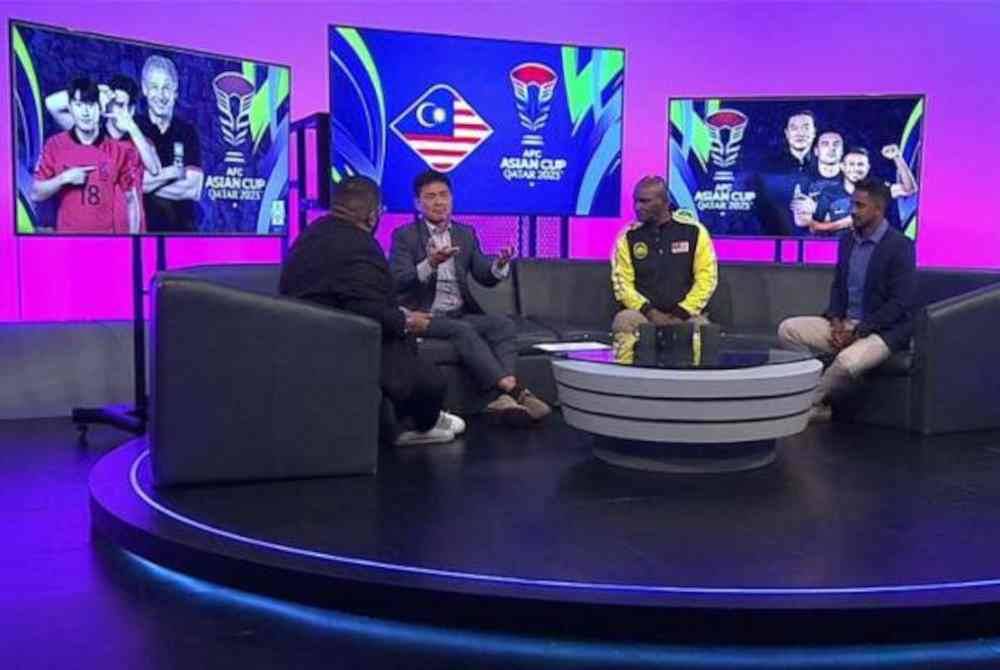 Lim Teong Kim dan Zainal Abidin Hassan ditemu bual wartawan Astro Arena pada Jumaat. - Foto Astro Arena