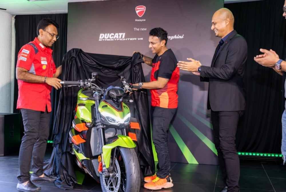 Michael (kiri) bersama Nazir Husin (dua dari kanan) membuka tirai yang menutup Ducati Streetfighter V4 Lamborghini.