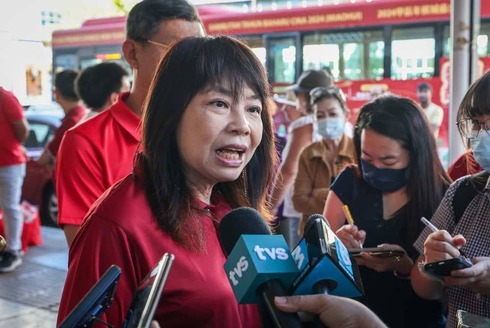 Timbalan Menteri Kewangan, Lim Hui Ying ketika bertemu pengamal media selepas melakukan lawatan menjelang perayaan Tahun Baharu Cina di Pasar Chowrasta pada Sabtu. Foto Bernama